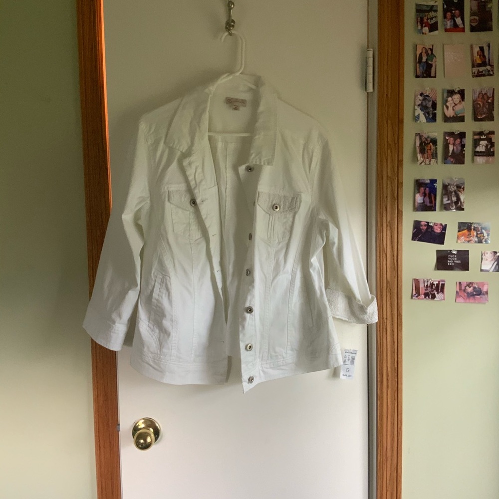 Whit jean jacket with lace detail